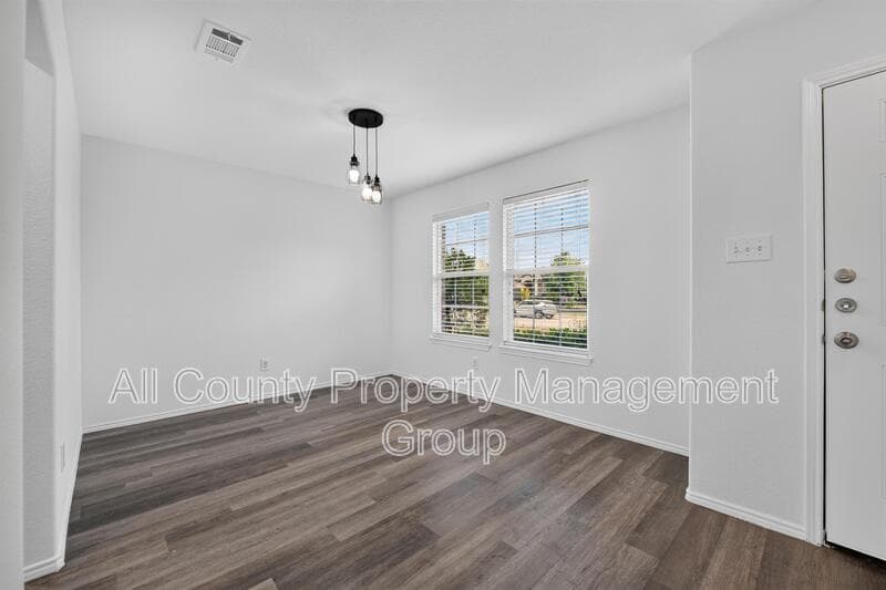 Fort Worth House: 320 Chalkstone Drive