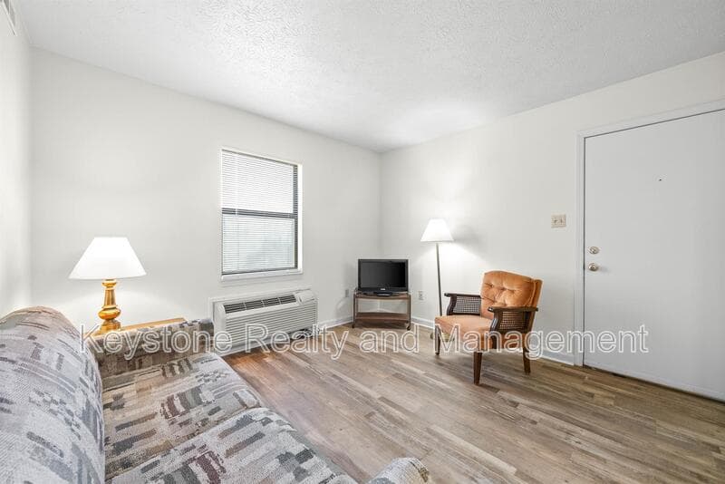 Hopkinsville Apartment: 102 Laurel Cove Drive