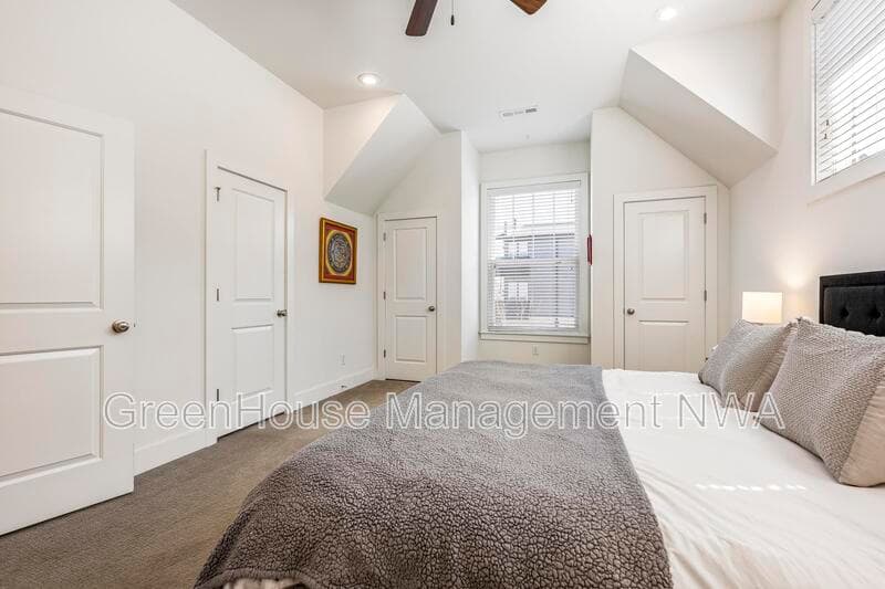 Bentonville House: 636 SW B ST