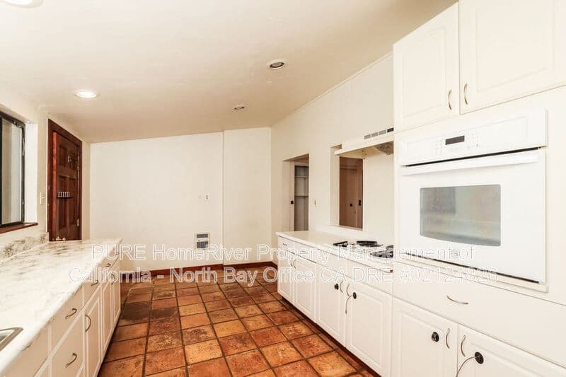 Sonoma House: 201 Meadowlark Ln