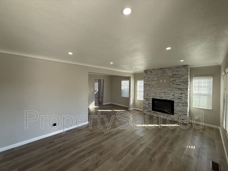 Manteca House: 807 W Yosemite