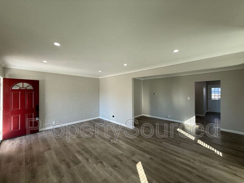 Manteca House: 807 W Yosemite