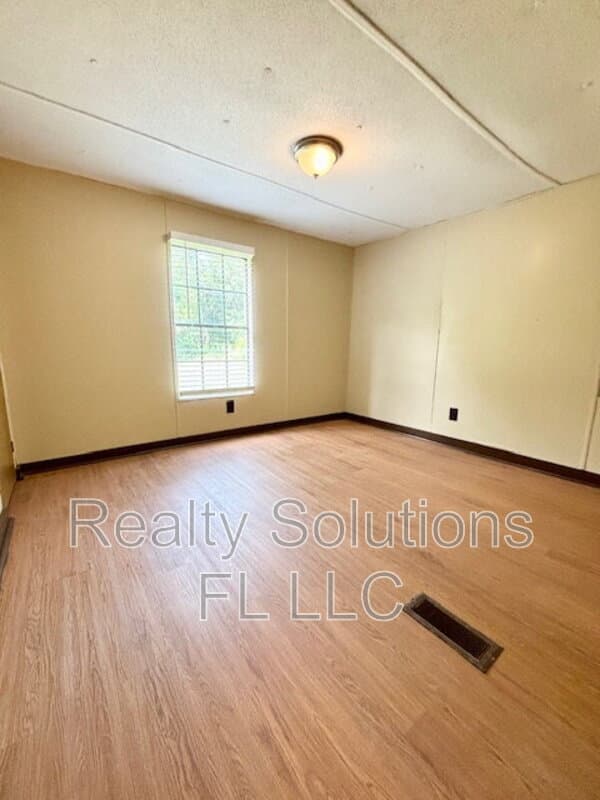Clermont House: 15518 Lake Apopka Road