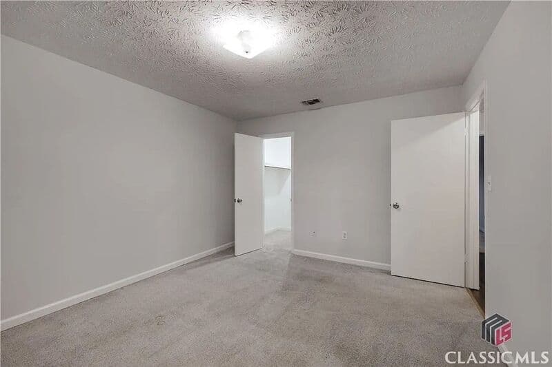 Athens House: 209 Highland Park Dr
