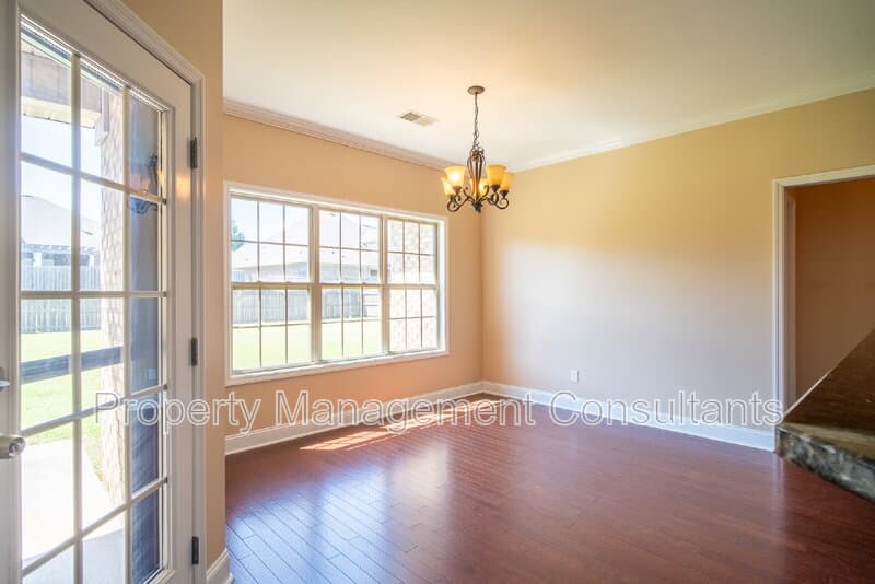 Madison House: 178 Sarah Jane Dr
