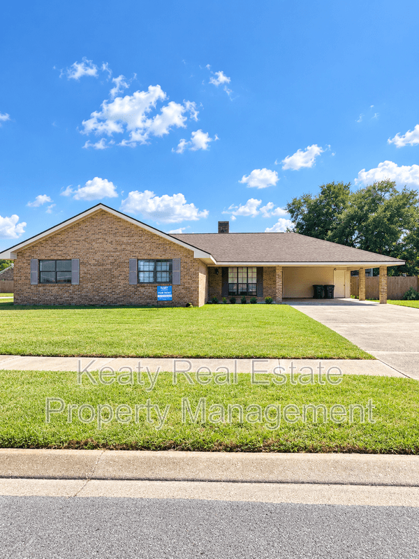 Lafayette House: 102 Crocus Lane