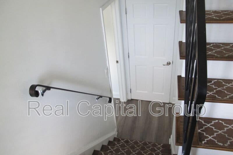 Albany House: 18 Ethel Dr