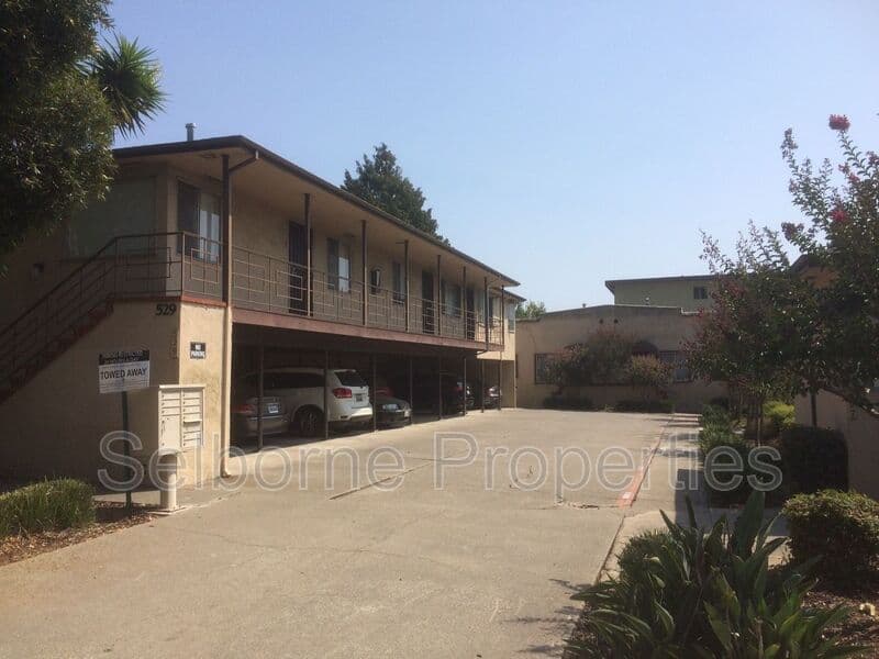 San Leandro House: 529 Callan Ave