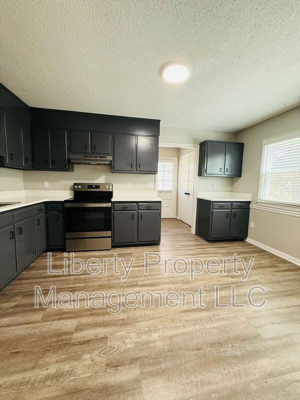 Fayetteville House: 1002 Ryder Court