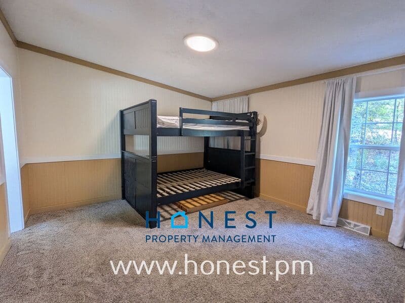 West Gardiner House: 107 Woodland Dr