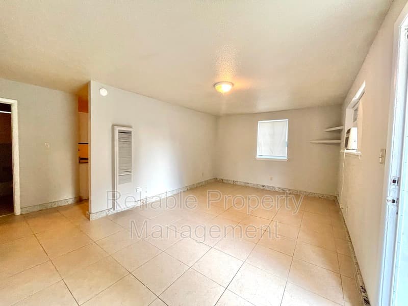 Selma Condo: 606 Winston Circle