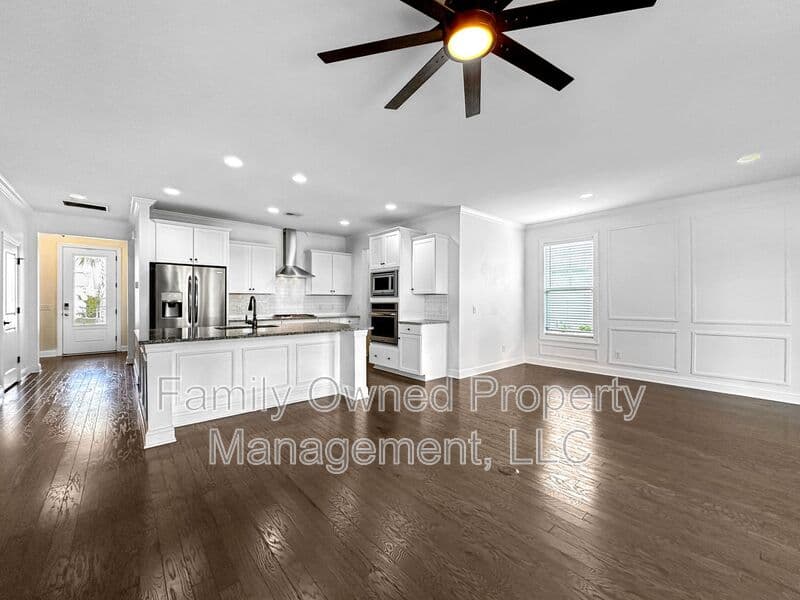 Summerville House: 128 Whaler Ave