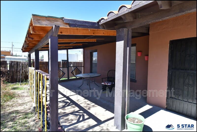 El Paso House: 7817 West Dr