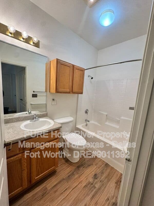 Grapevine Apartment: 400 Glade Road