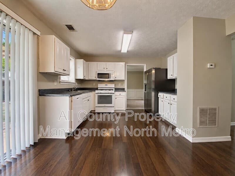 Alpharetta House: 1095 Winthrope Chase Drive