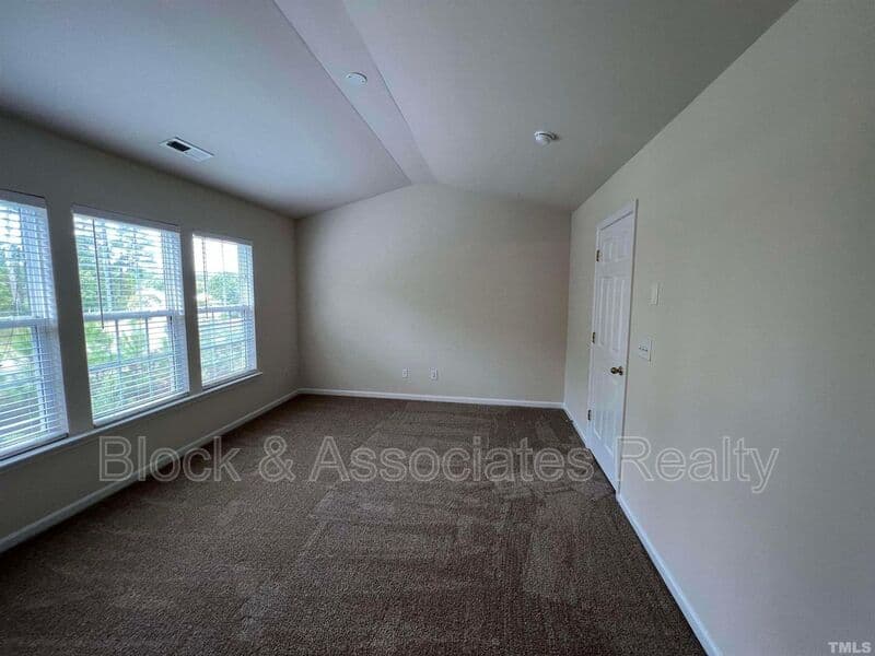 Morrisville House: 206 Great Ridge Court