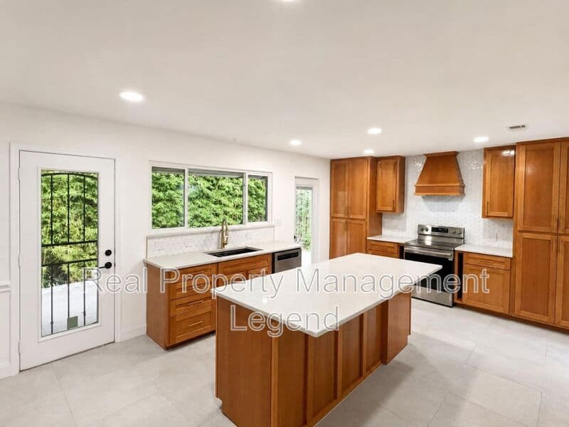 Benbrook House: 70 Legend Road