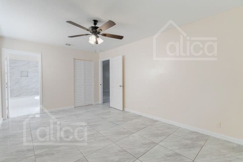 Riviera Beach House: 742 W 6th St
