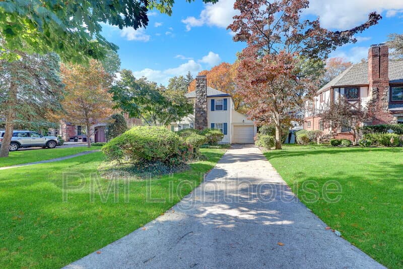 Manhasset House: 109 Chase Road
