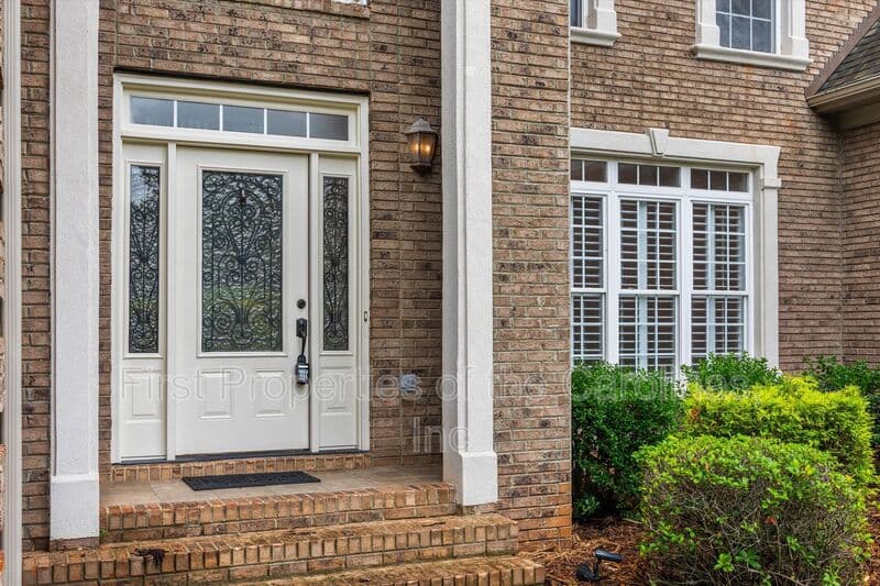 Lake Wylie House: 334 Stone Cliff Lane