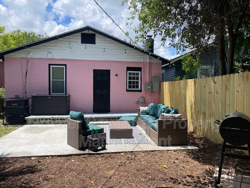 Savannah House: 626 East Waldburg Street