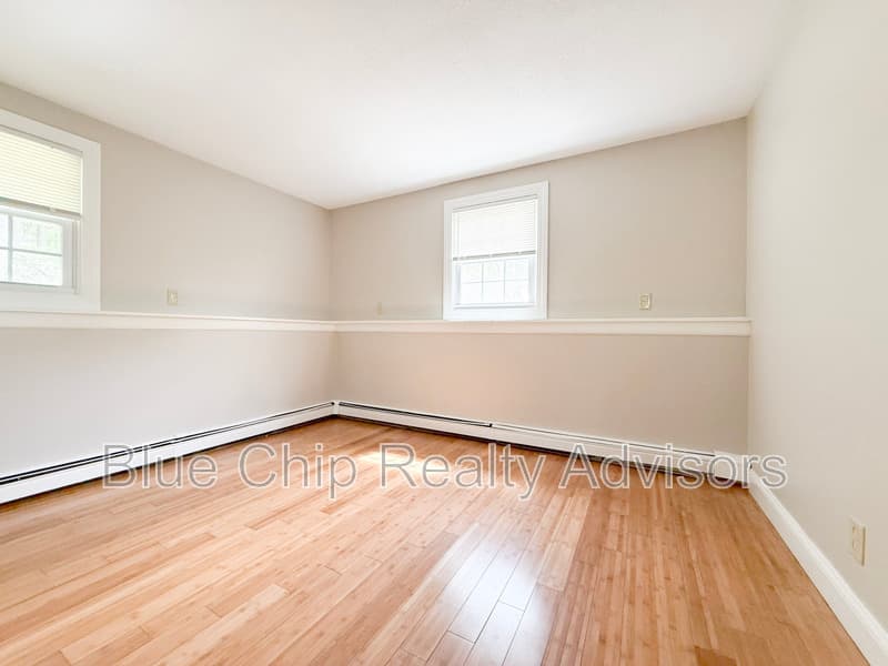 Londonderry Apartment: 14-35 Stonehenge Rd