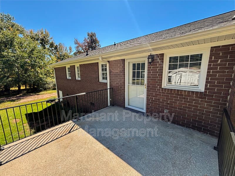 Travelers Rest House: 16 Farmington Trail