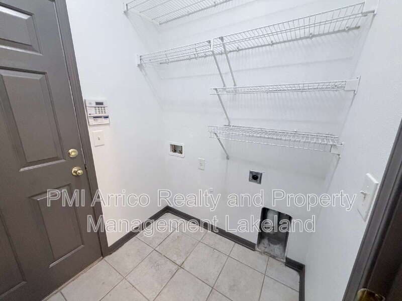 Lakeland House: 1065 View Pointe Way