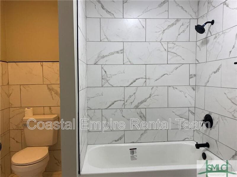 Savannah Condo: 1000 West 53rd Street - Lower Unit