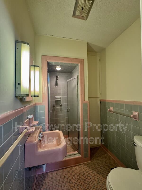 Spring Lake House: 400 Harrill Cir