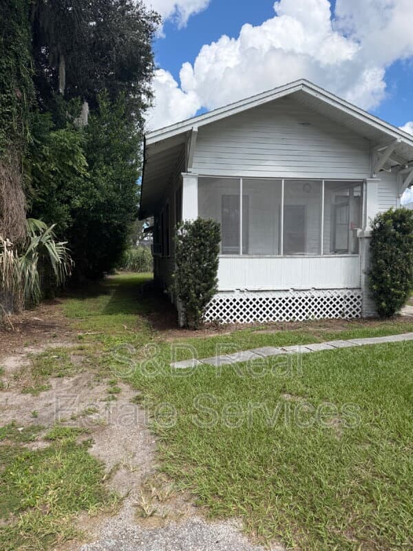 Bartow House: 340 W Stanley St