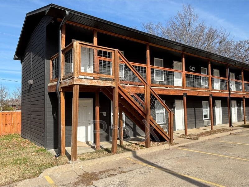 Fayetteville House: 942 W Holly St
