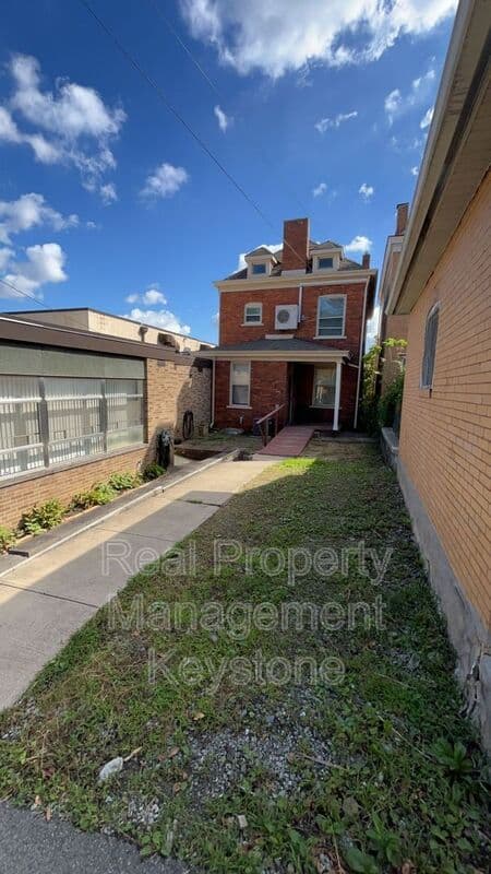 Pittsburgh House: 1122 Greenfield Avenue