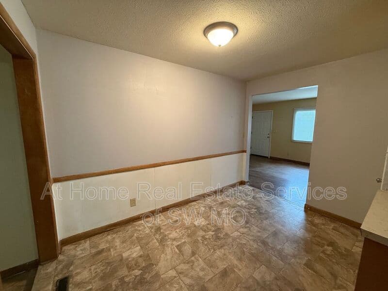 Springfield House: 711 N Forest Ave