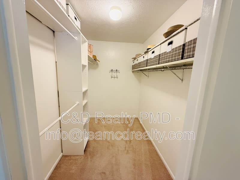 Olmsted TWP House: 8462 Glenbrook Dr, Olmsted TWP OH, 44138