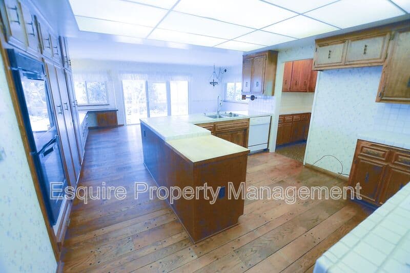 SOMIS House: 5875 N GREENTREE DR