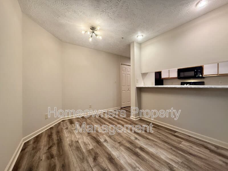 Fayetteville House: 325 Waterdown Dr