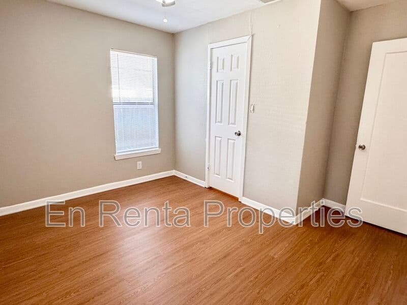 Fort Worth House: 525 Hammond St.