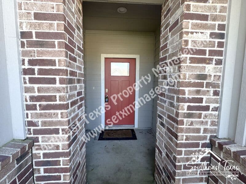 Anahuac House: 111 Lakeway Circle