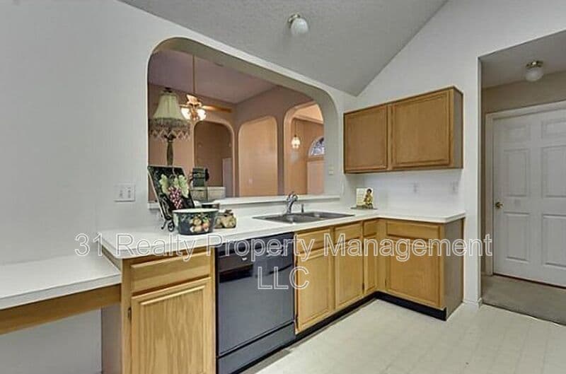 Arlington House: 214 E Lynn Creek Dr