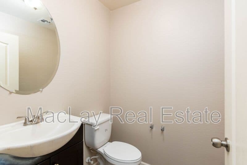 Glendale House: 7265 W Glenn Dr