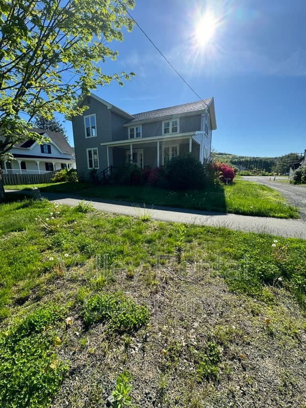 Sunderland House: 118 North Main Street - 1