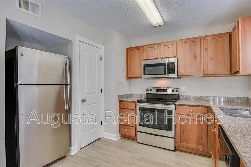 Augusta Townhome: 2905 Arrowhead Drive - E10