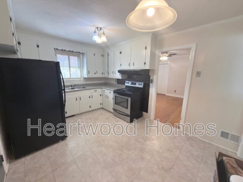 Columbia House: 1213 Deerwood Street