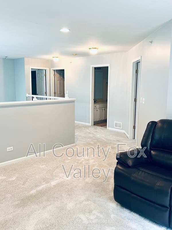Hoffman Estates Townhome: 6090 Halloran Lane