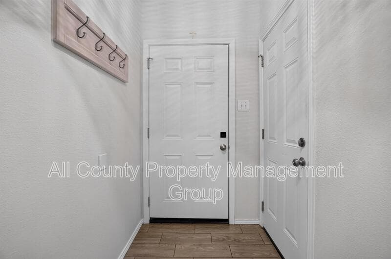 Fort Worth House: 6241 Trinity Creek