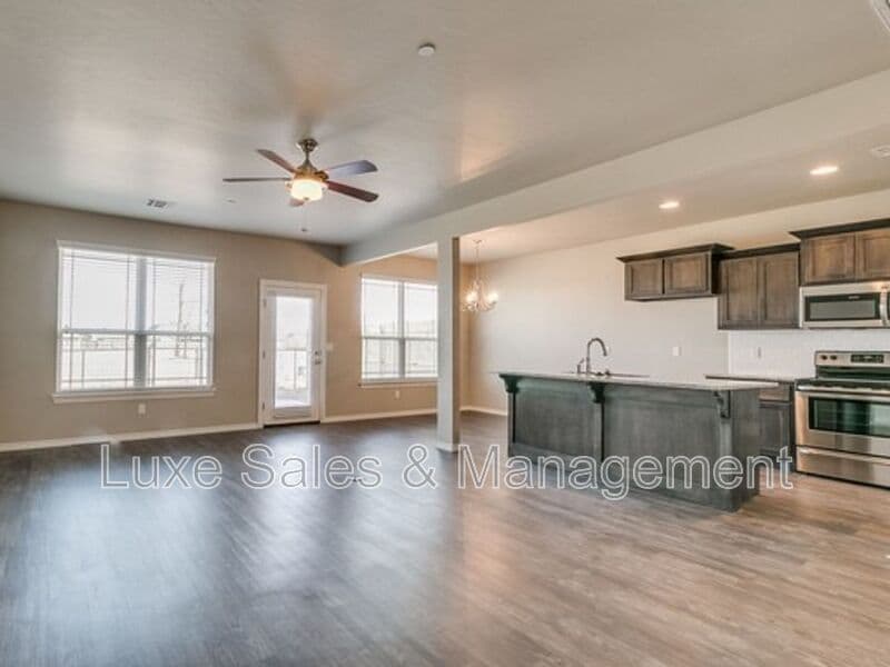 Moore House: 759 SW 14th St