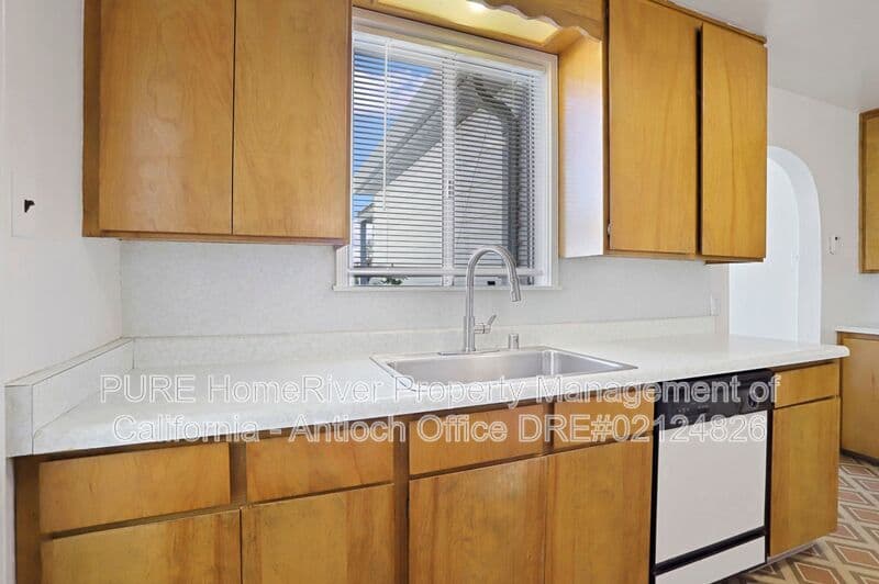 Antioch House: 322 W. Madill Street