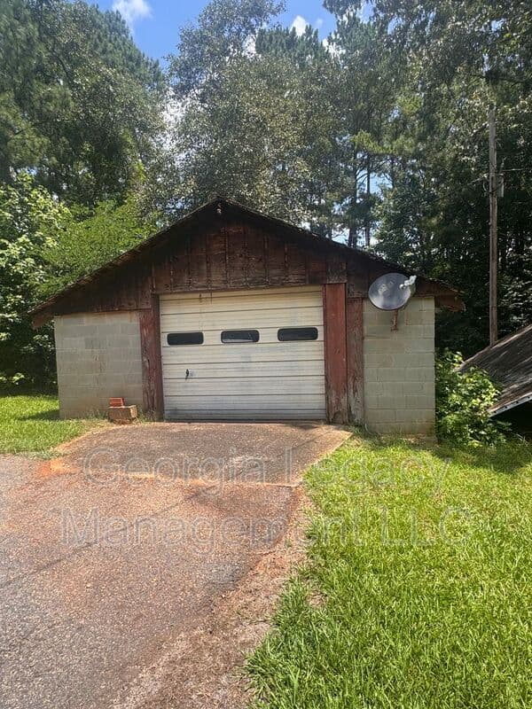 Commerce House: 2116 Ila Road