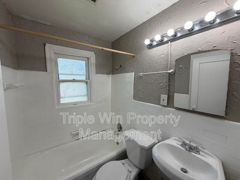 Saint Louis House: 8530 Lowell St